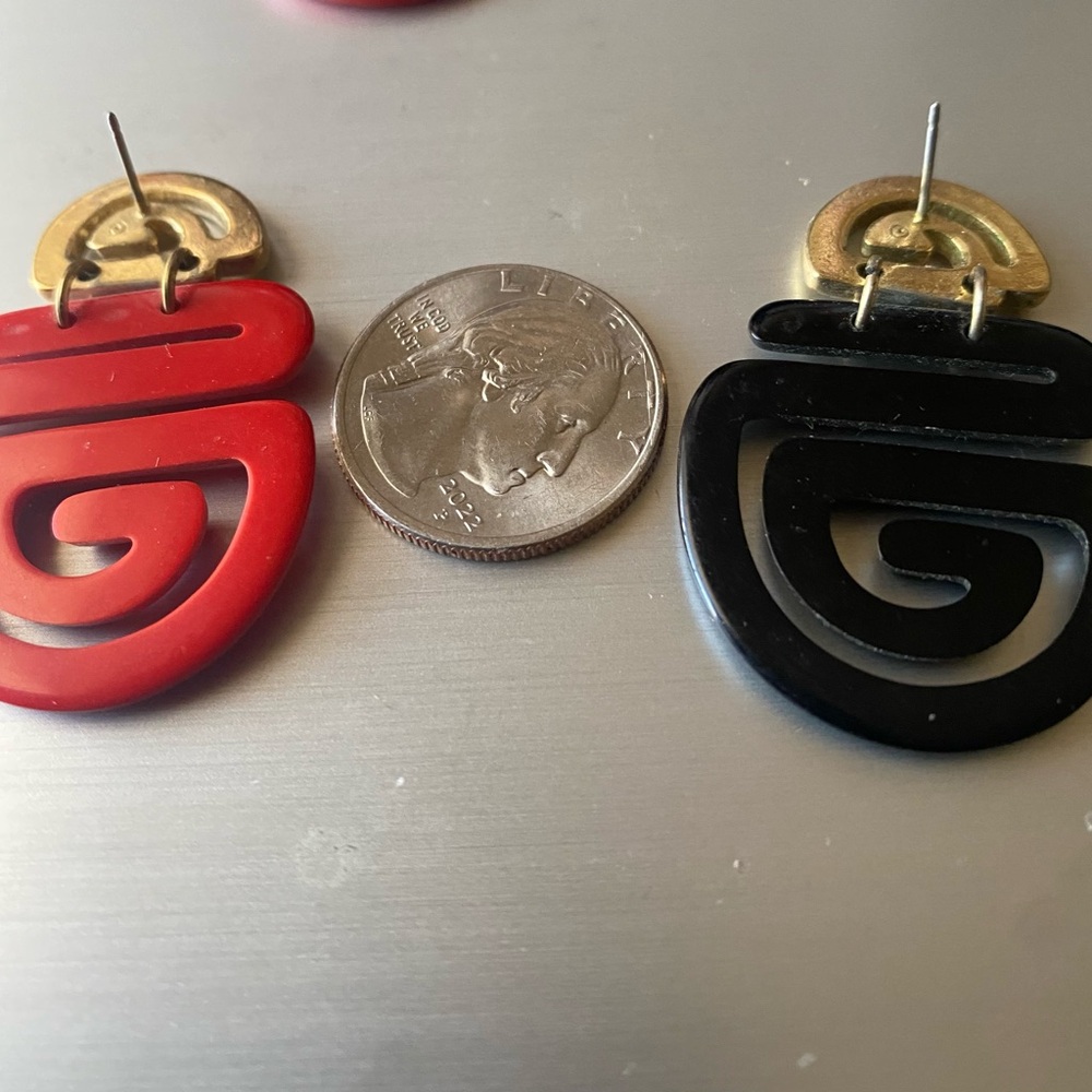 Vintage 1992 LOT of 2 Avon Black & Red Lucite Oriental Design Pierced Earrings - Picture 8 of 8